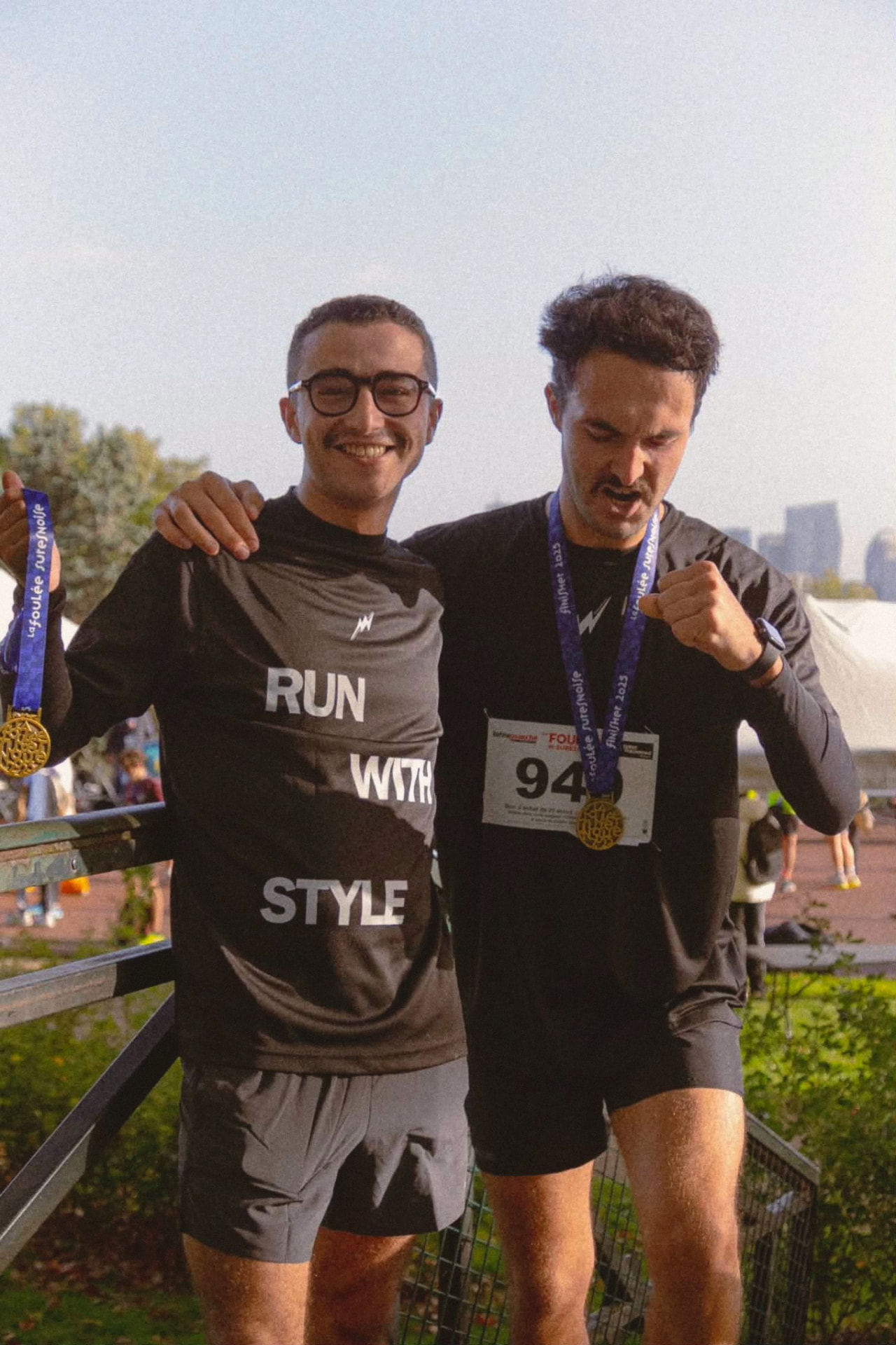 Deux coureurs runzi avec leurs médailles après une course