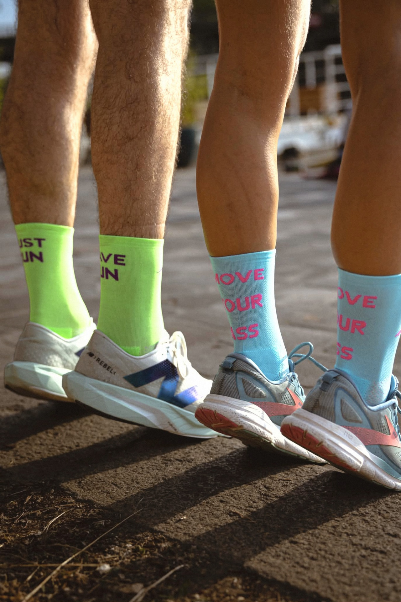 Chaussettes runzi JUST RUN et MOVE YOUR ASS portées à l'entraînement