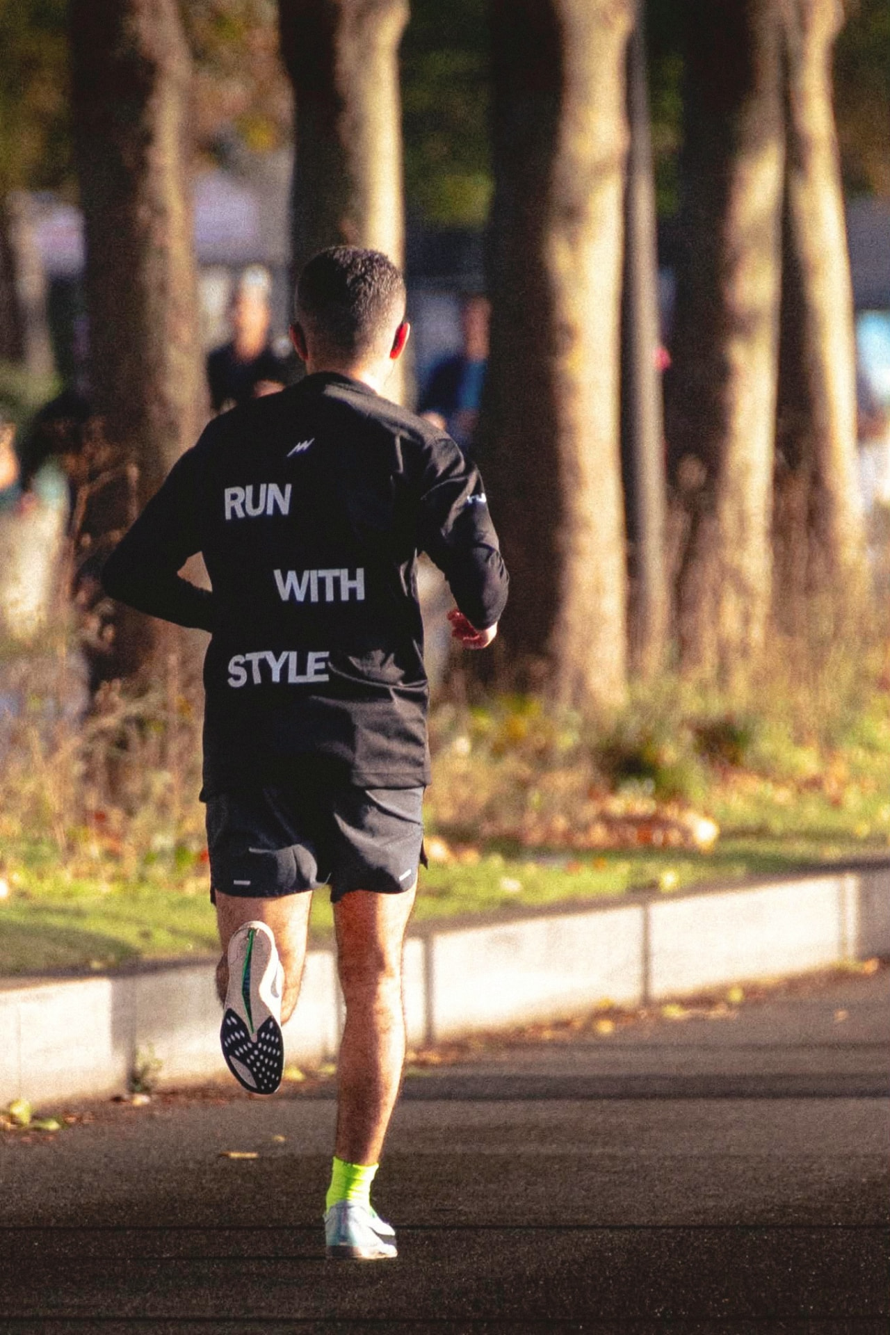 Coureur vu de dos portant un tee-shirt runzi Run with style