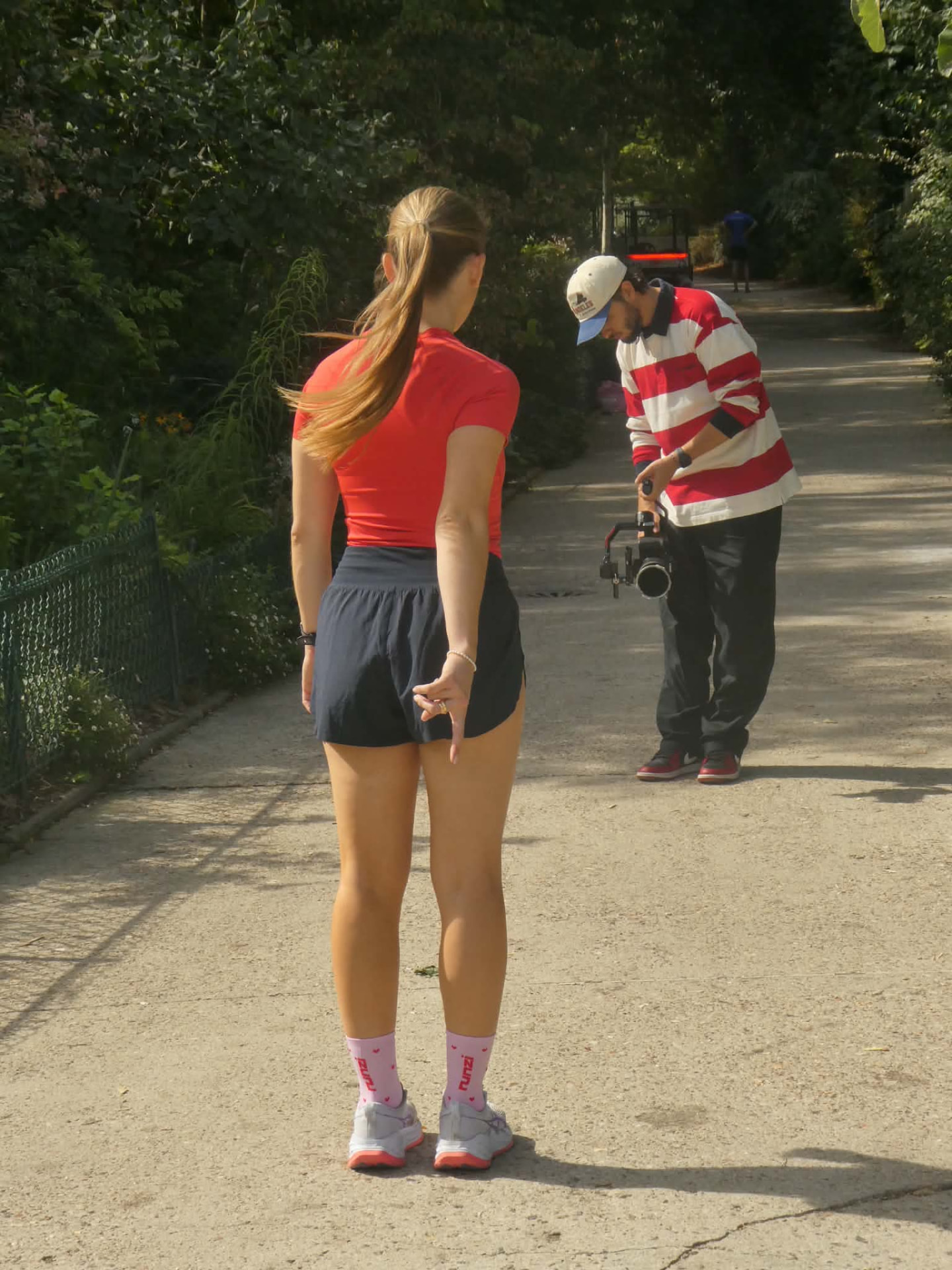 Coureuse portant les chaussettes runzi LOVE pendant un tournage dans un parc